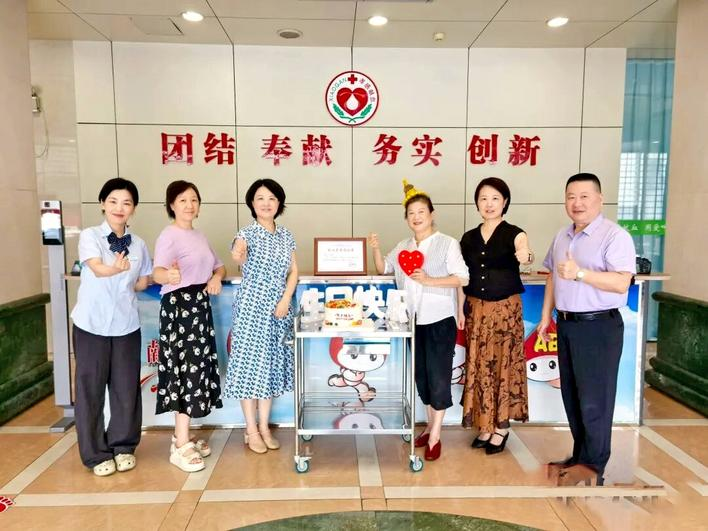郑红秀(右三)荣退现场温馨庄重 通讯员供图