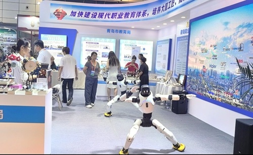 青岛职业技术学院具身智能人形机器人舞蹈展示