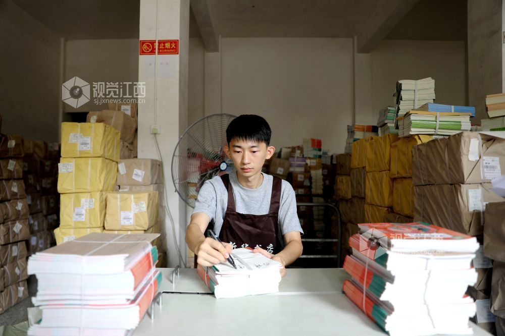 2026年8月26日,江西省吉安市峡江县新华书店发行仓库,工作人员在打包新学期教材。