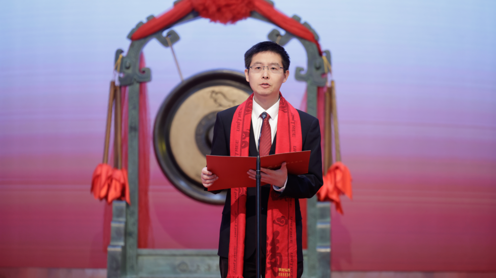他给了王兴兴第一个200万,现在给下一个“宇树”当董事长
