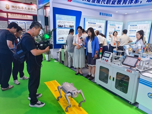 山东教育电视台现场报道青岛职业技术学院自主研发的智能仿生导盲系统