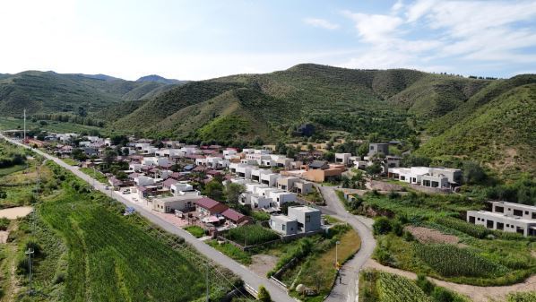 日前，无人机拍摄的赤城县镇宁堡乡方家梁村，新式民居与传统农房错落相依。王彦强摄