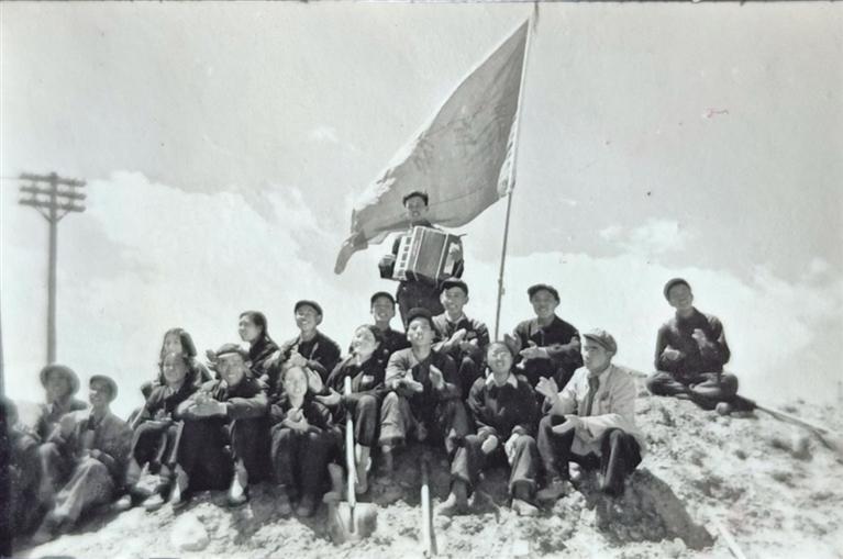 1955年新华社记者拍摄的《戈壁滩上的石油城——玉门油矿出现了一支青年节约队》