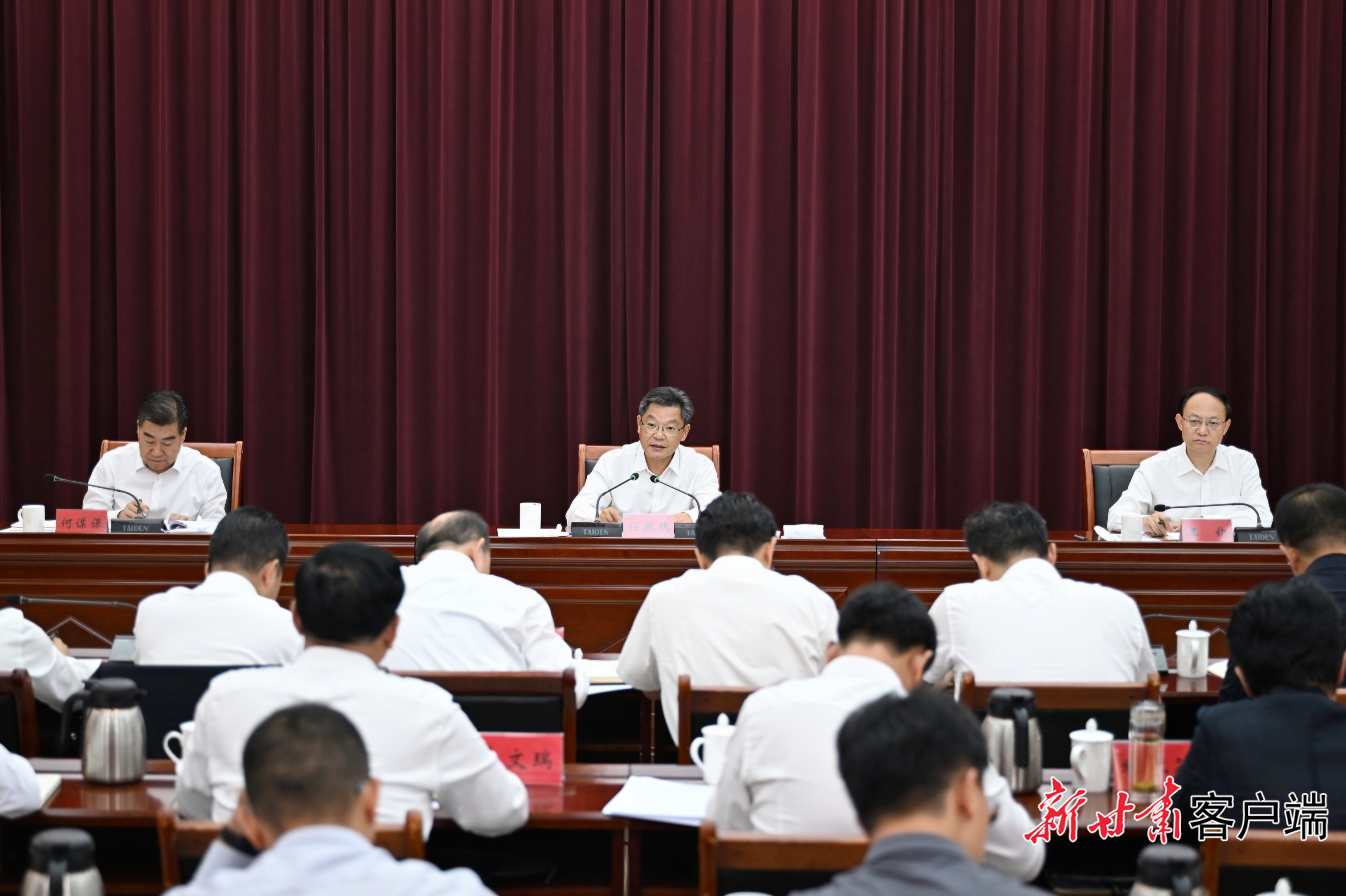 8月27日,省委副书记、省长任振鹤在省农业农村厅主持召开专题会议。新甘肃·甘肃日报记者 盛学卿