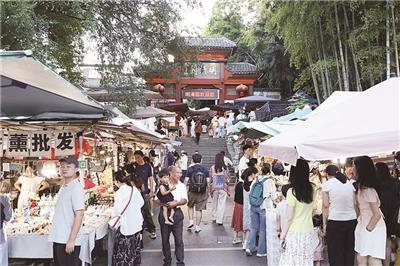 ▲ 雕塑瓷厂内的明清园,众多游客驻足欣赏瓷器摊位。 (全媒体记者 余乐俭 摄)