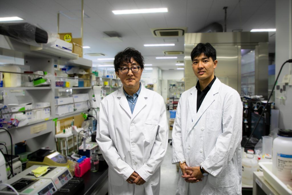 Hiroshi Abe(左)在实验室 图片来源:名古屋大学