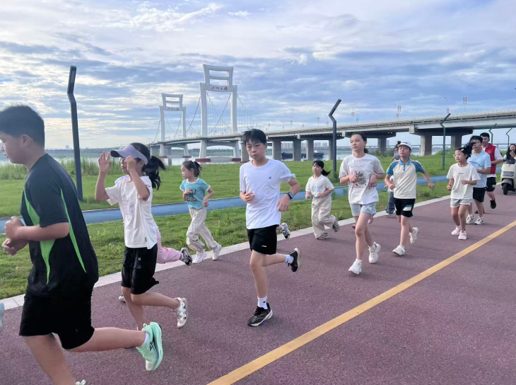 南昌红谷滩“鸿鹄少年文明实践营”点亮孩子多彩假期