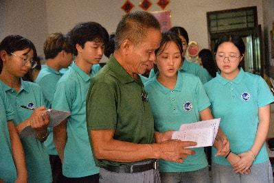 走访老兵双语推普交流