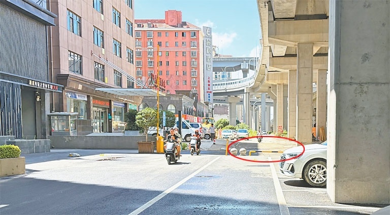 白线右侧原为市政道路,如今被施划了泊位,红圈处为酒店安装的护栏。