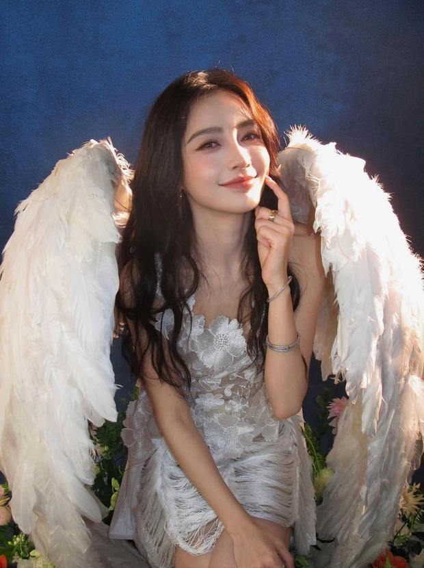 Angelababy笑容清甜。