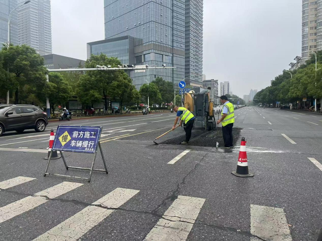 萍乡开展老城区道路病害专项整治