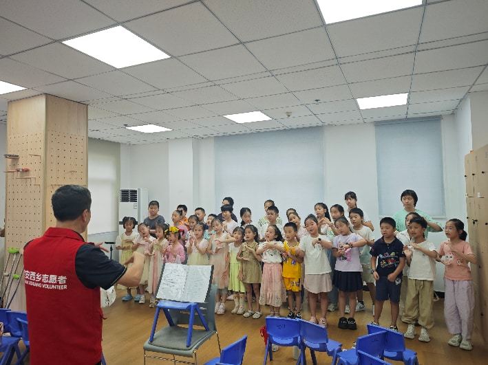 老师带领孩子们合唱《金色童年》手势舞