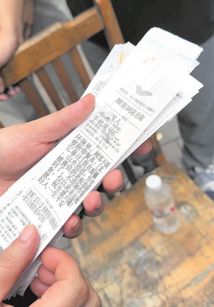 王贤黄保存着网友留言备注的订单