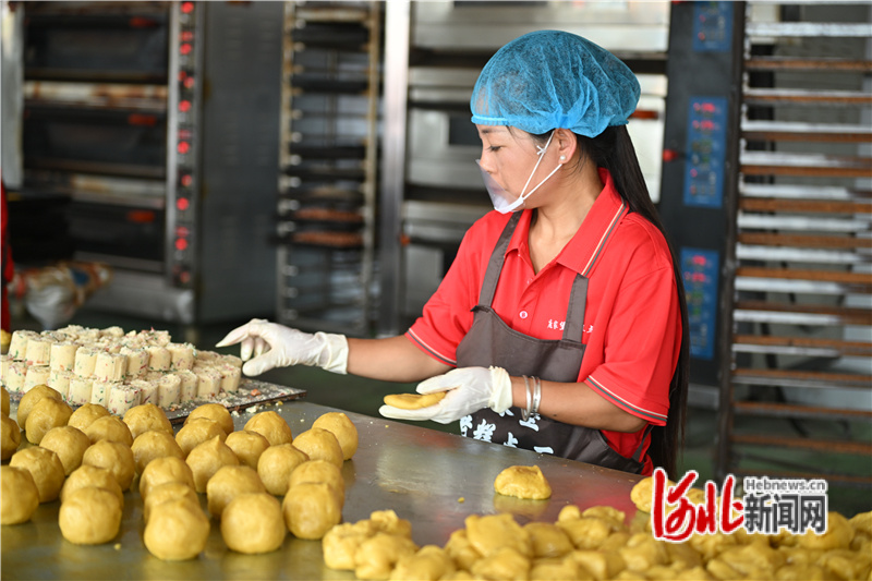 糕点厂员工正在制作月饼。李忻岳摄