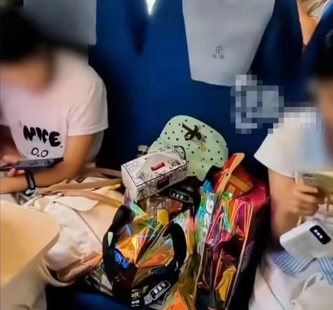 两女孩买三张火车票占座放零食，就在侵占公共资源、霸占全民福利