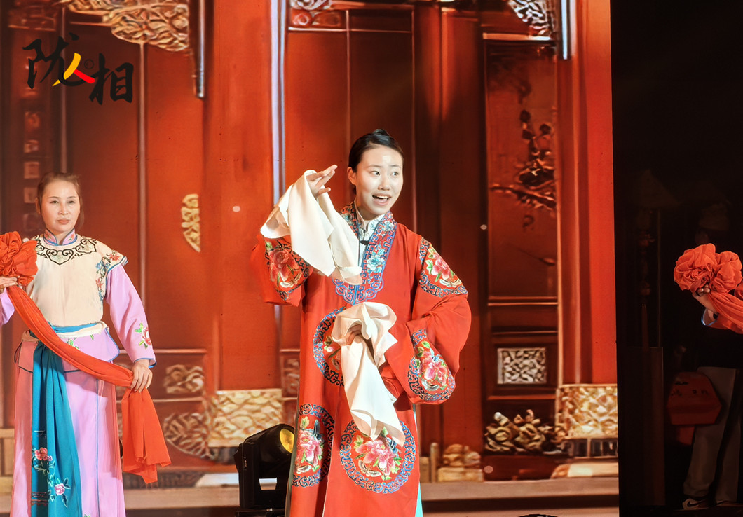 站上舞台,蒲铭婕用唱腔和身段传递戏曲之美、打动台下观众。