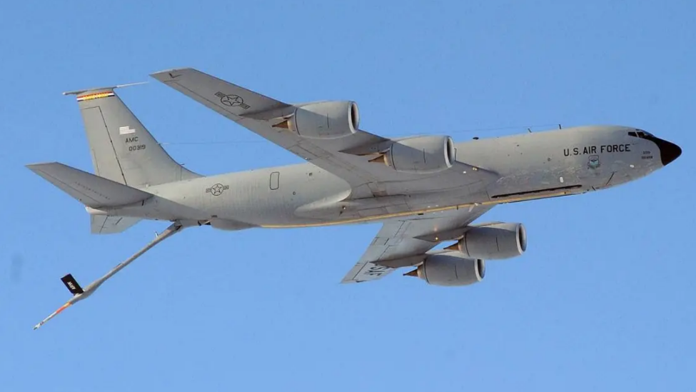 图为美军现役KC-135加油机