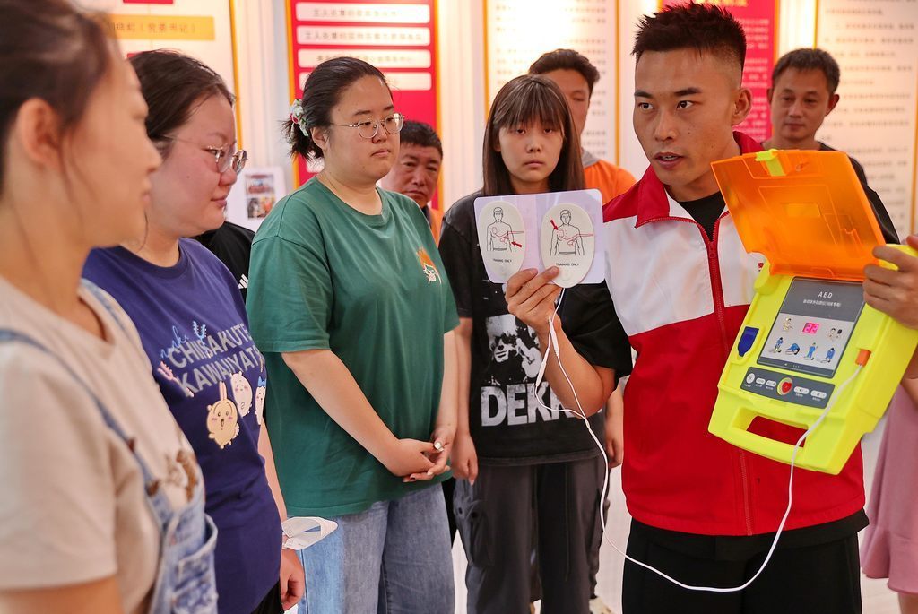 8月28日，秦皇岛市海港区红十字会救护培训教师为工人北里社区居民普及AED的使用方法。