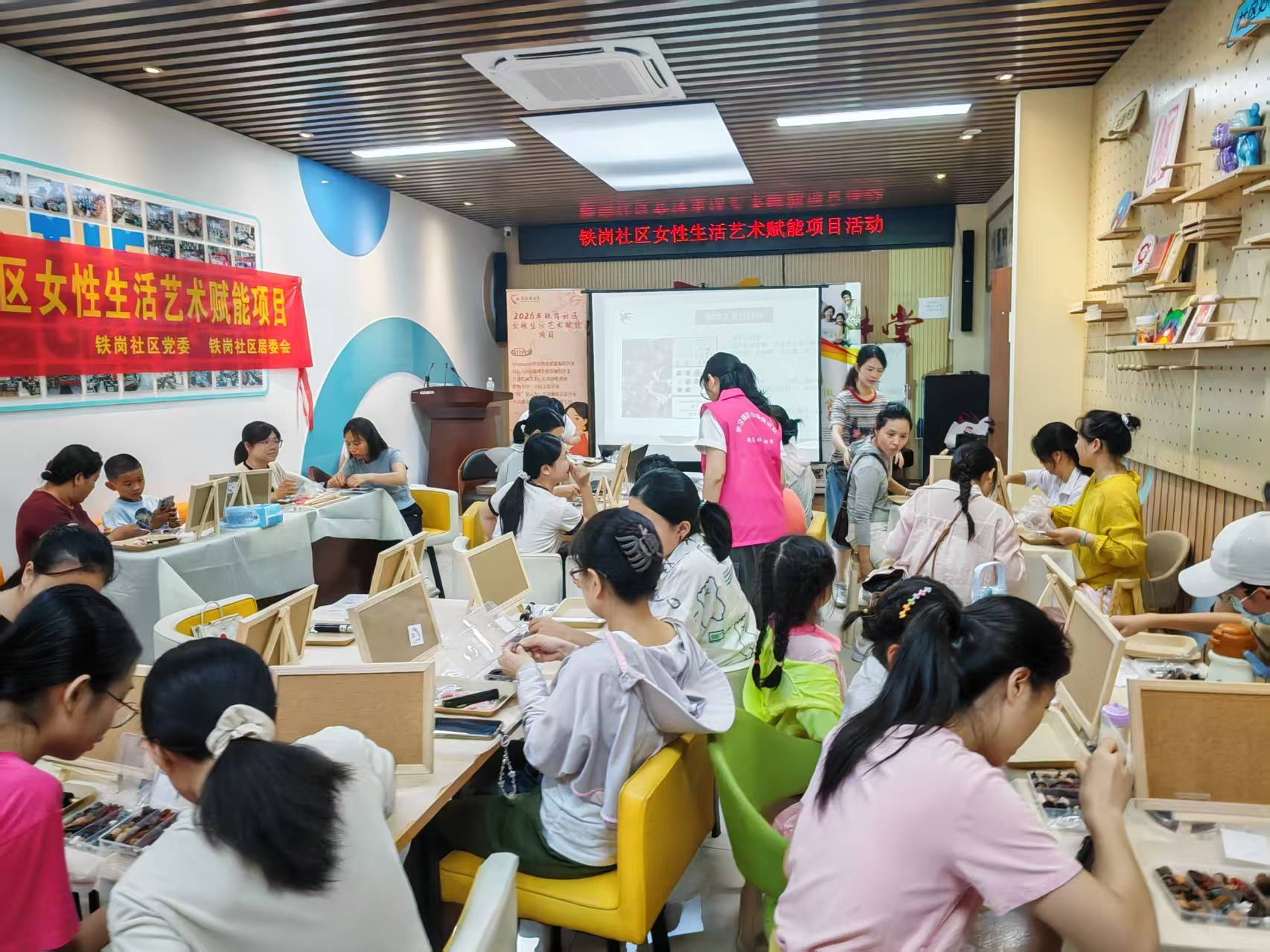 图一:讲师正现场演示手工蛋黄酥的制作工艺,并指导居民进行实操练习