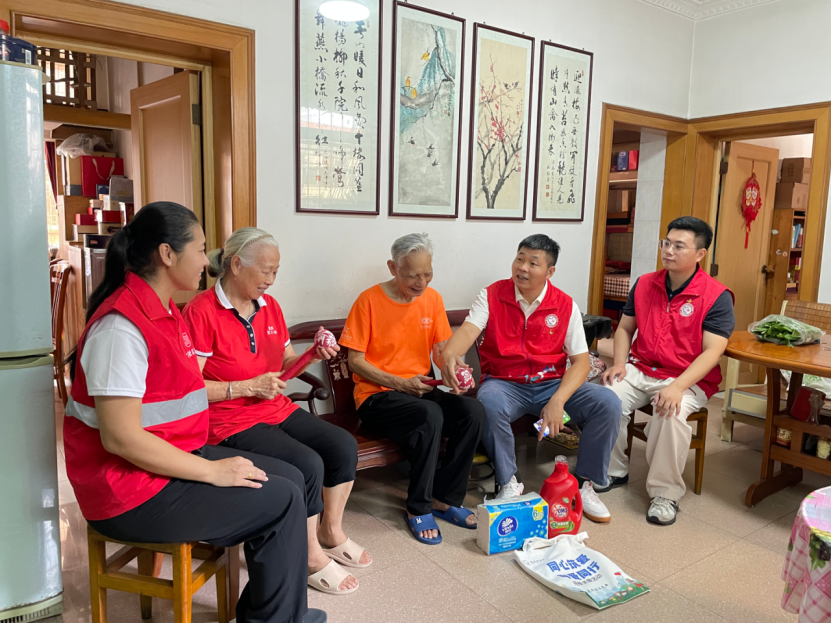巧手制艾锤 温情暖夕阳 龙珠社区开展手工培育暨党群结对助老关爱活动