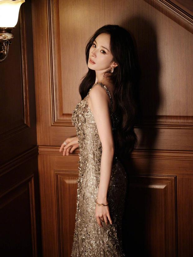杨幂身姿曼妙，曲线迷人。
