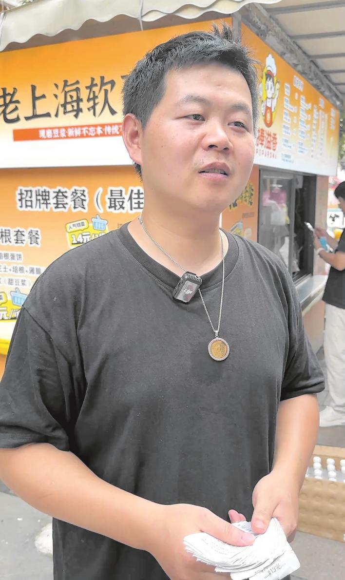 “煎饼哥”王贤黄接受极目新闻记者采访