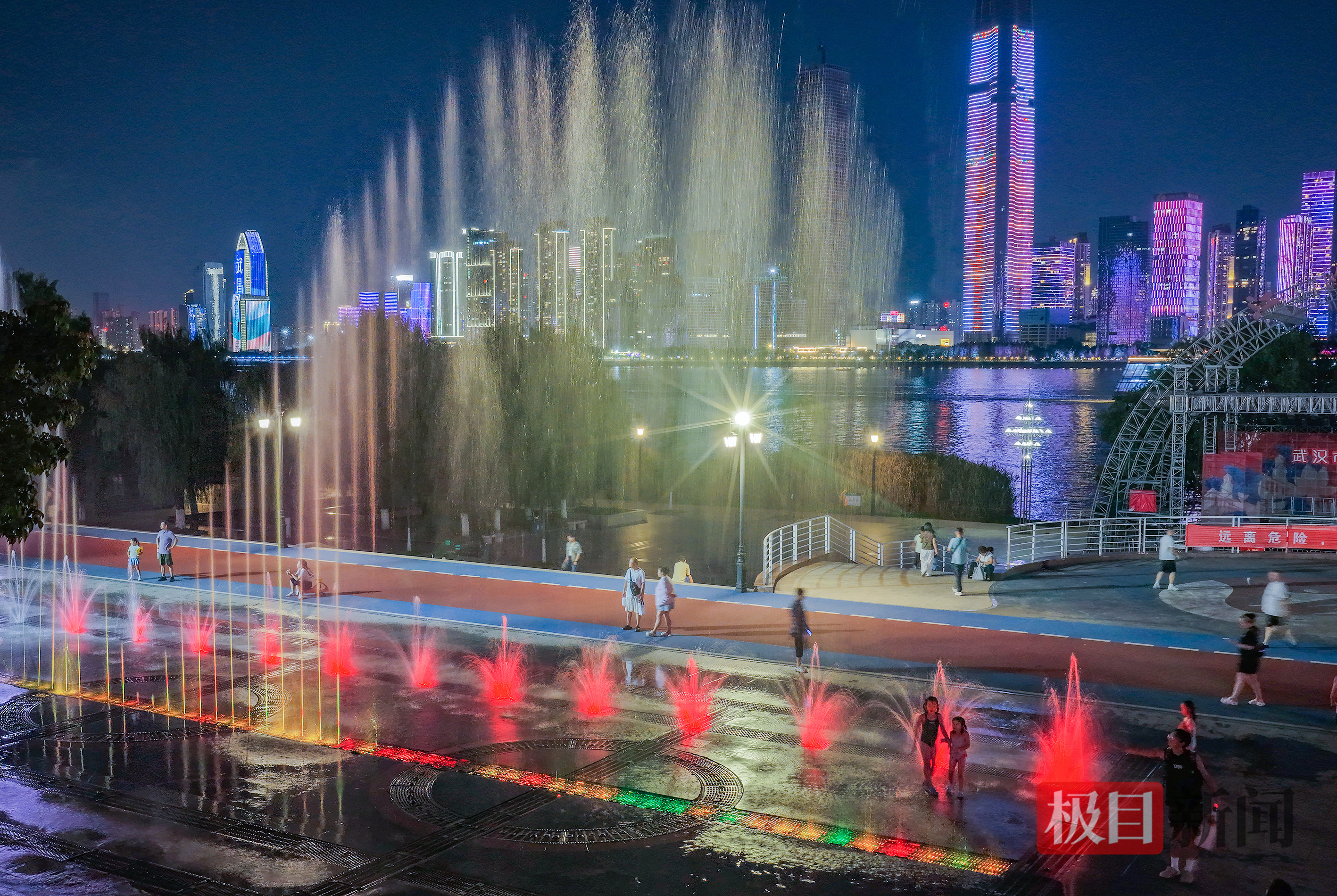 彩色喷泉，江城夜色更显浪漫梦幻