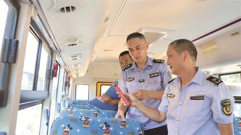 余干县：校车“体检”迎开学（图）