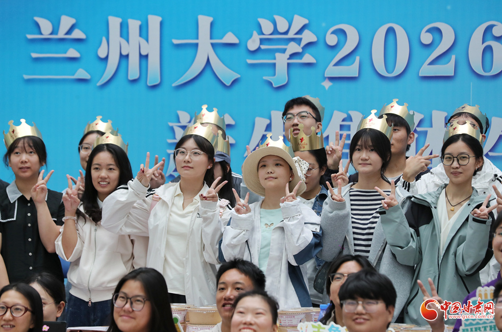参加集体生日会的新生们合影留念,定格青春洋溢的集体记忆。