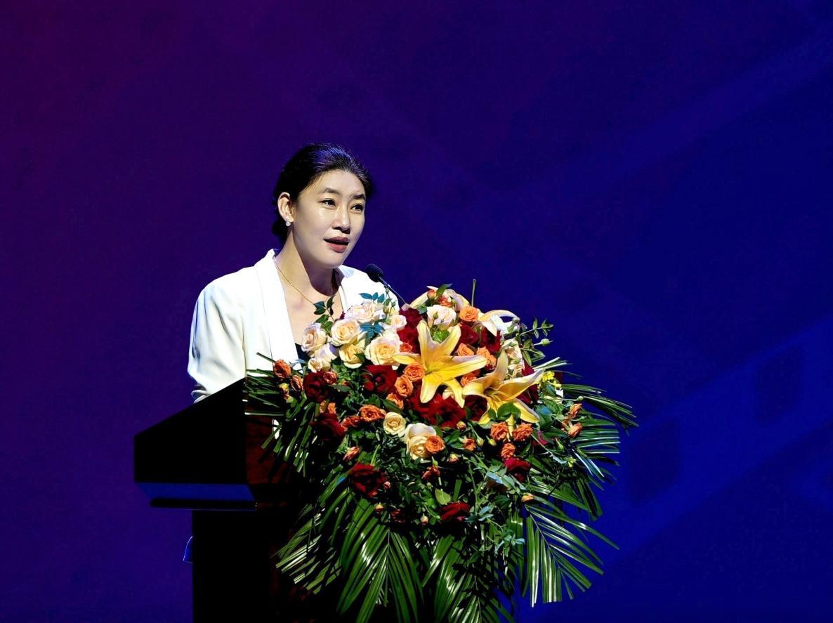 长春光华学院电影学院院长冯月萍主持