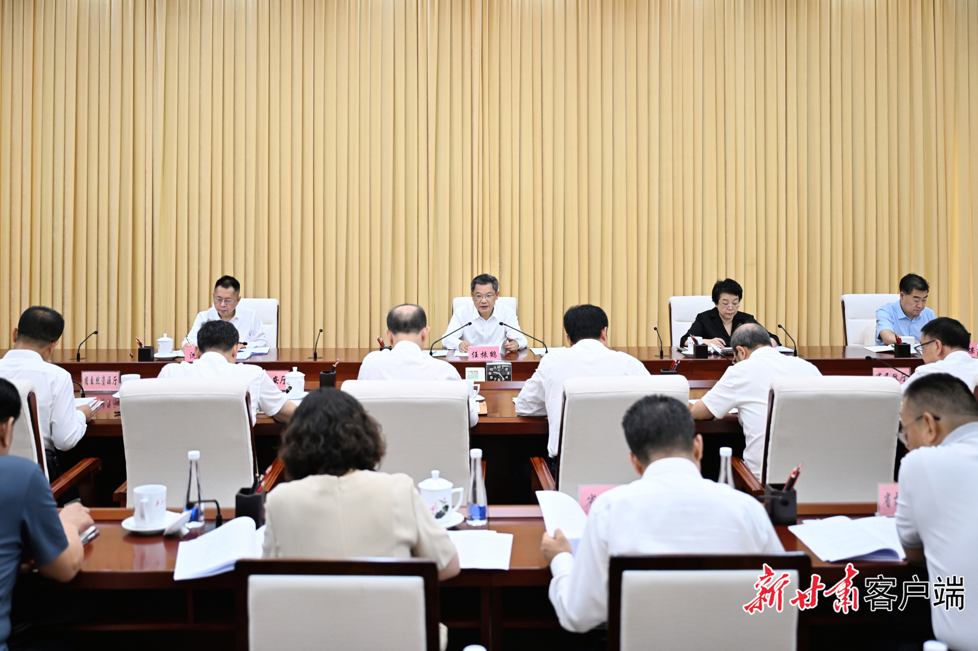 8月26日,省长、省政府行政复议委员会主任任振鹤主持召开省政府行政复议委员会会议。新甘肃·甘肃日报记者 盛学卿