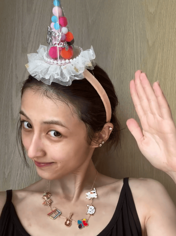 张子枫眼神灵动，少女感十足。