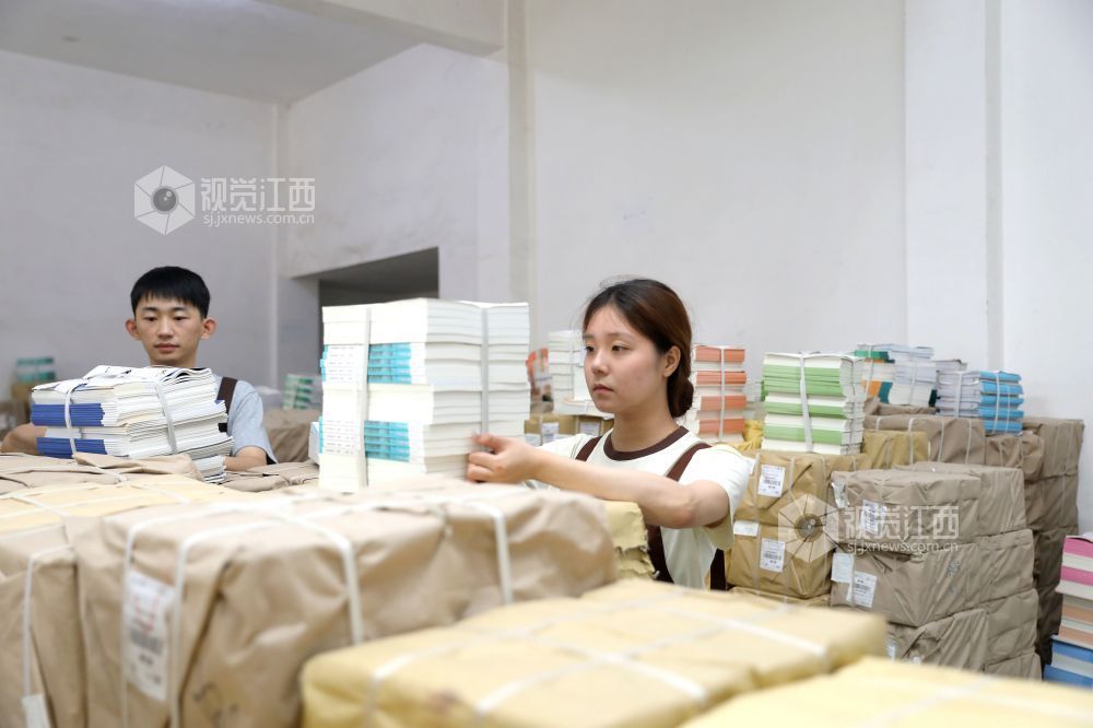 2026年8月26日,江西省吉安市峡江县新华书店发行仓库,工作人员在分类整理新学期教材。