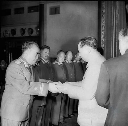 1955年授衔，三位元帅主动“让衔”，毛泽东一句话道破天机