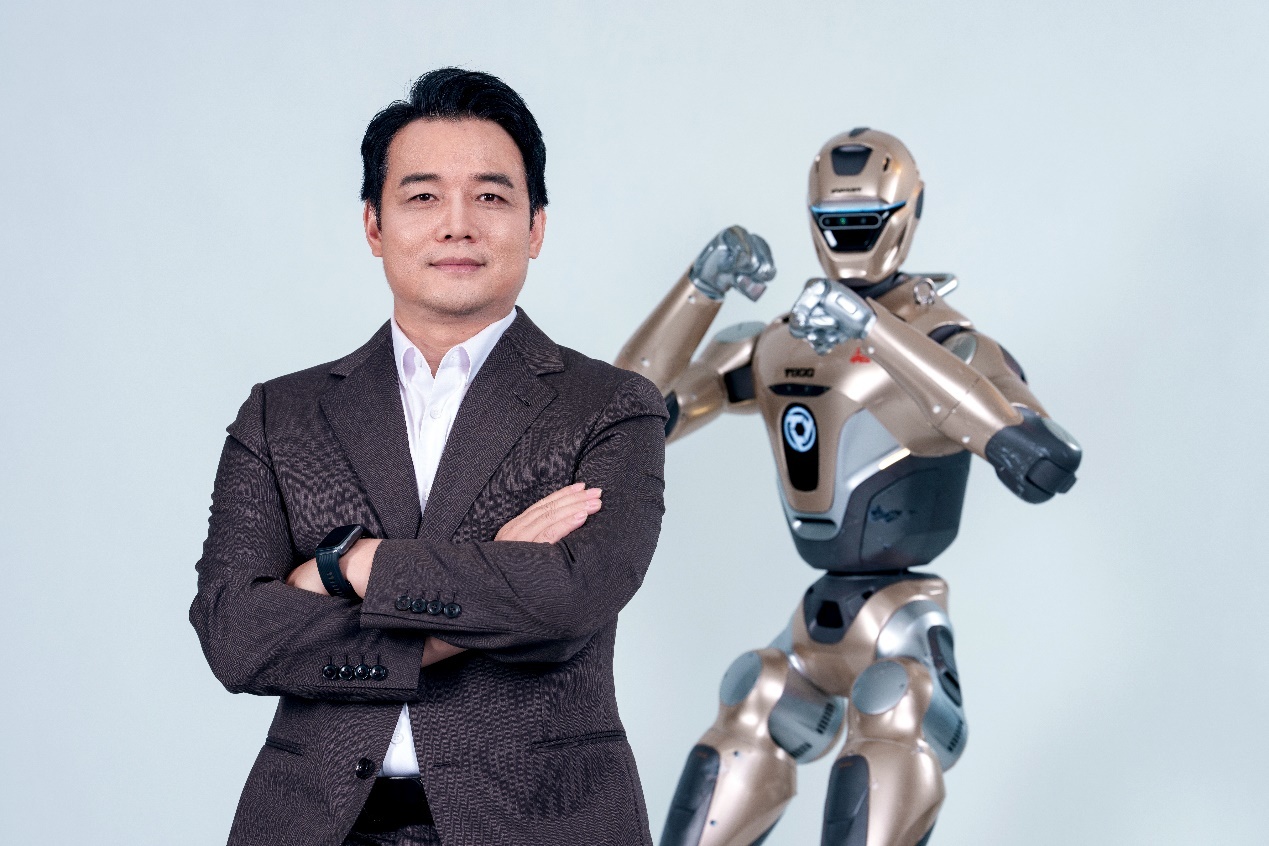 （众擎机器人创始人兼CEO赵同阳与众擎机器人）