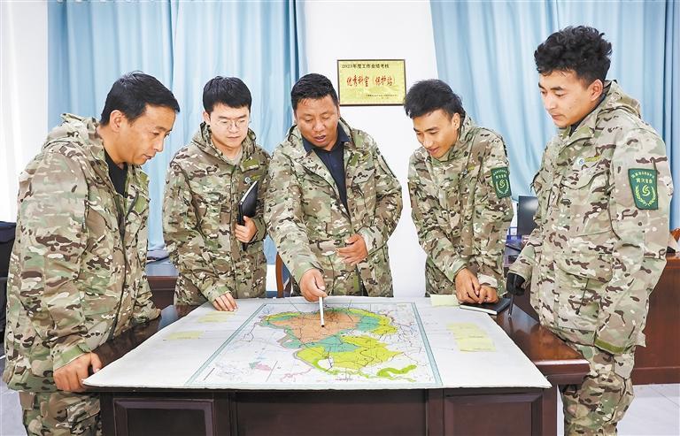 工作人员制定巡查区域和路线
