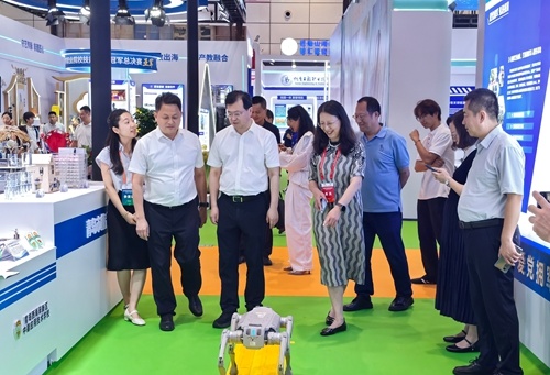 青岛市委教育工委常务副书记,市教育局党组书记、局长杨克敏到展区参观指导