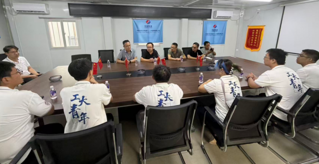 图为实践队调研蒋家窑则水库项目