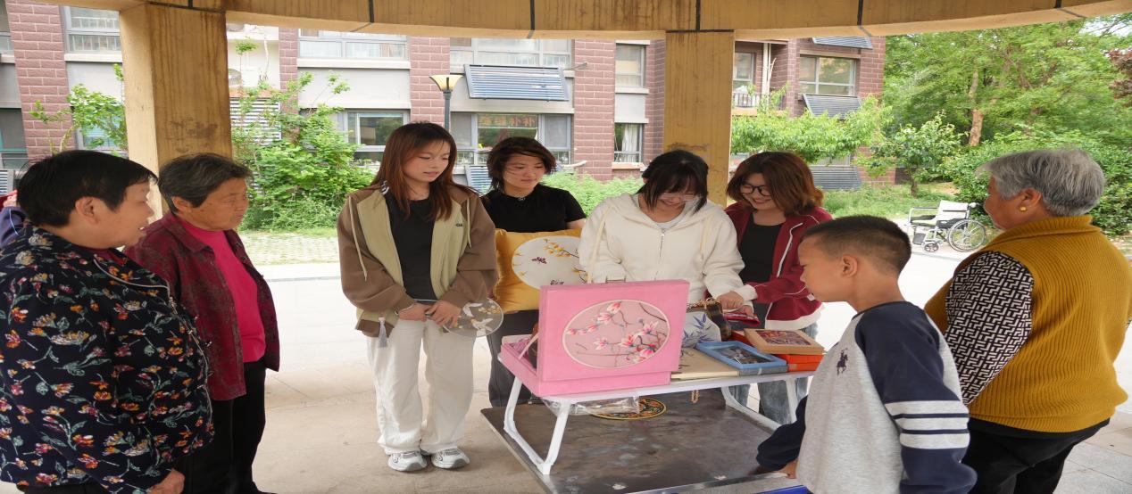 图1——社区居民驻足观赏