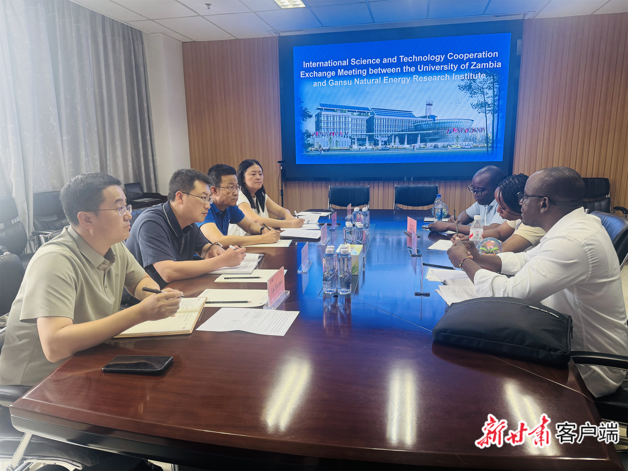 甘肃自然能源研究所与来自赞比亚大学的参训学员洽谈合作