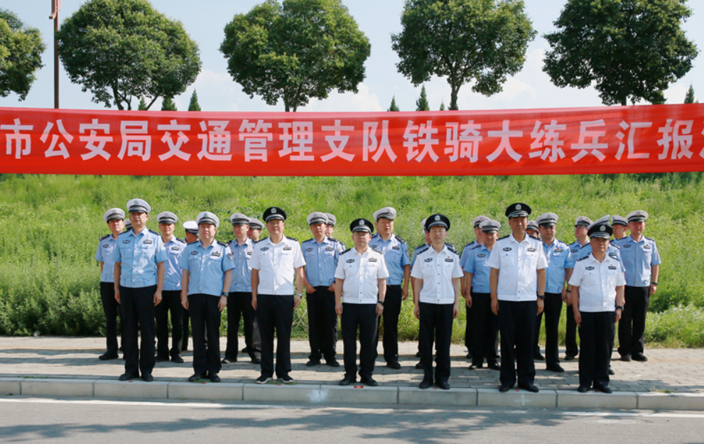 引擎轰鸣展雄风 铁骑砺兵护平安——宝鸡市公安局交通管理支队举行市区铁骑大练兵汇报演练