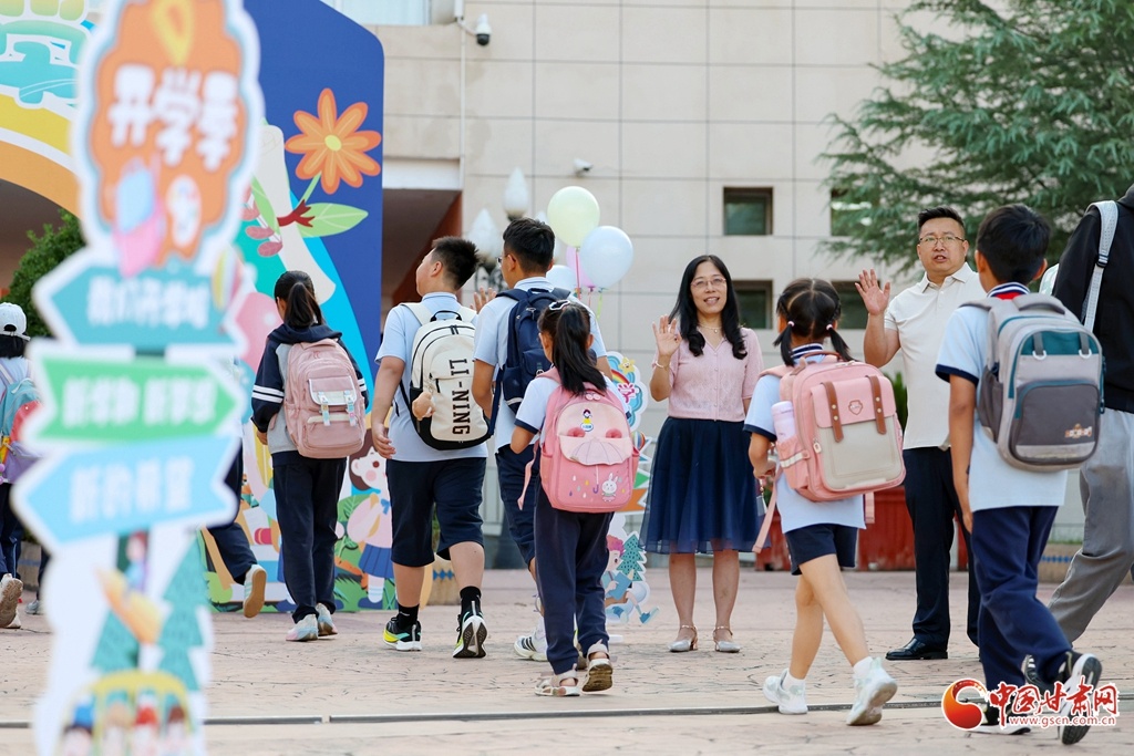 老师们在校门口热情迎接学生入校