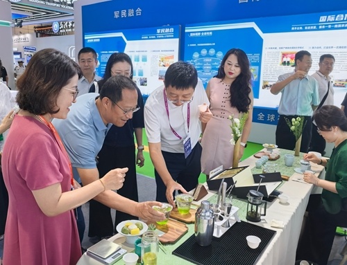 参会嘉宾品尝青岛职业技术学院茶产品