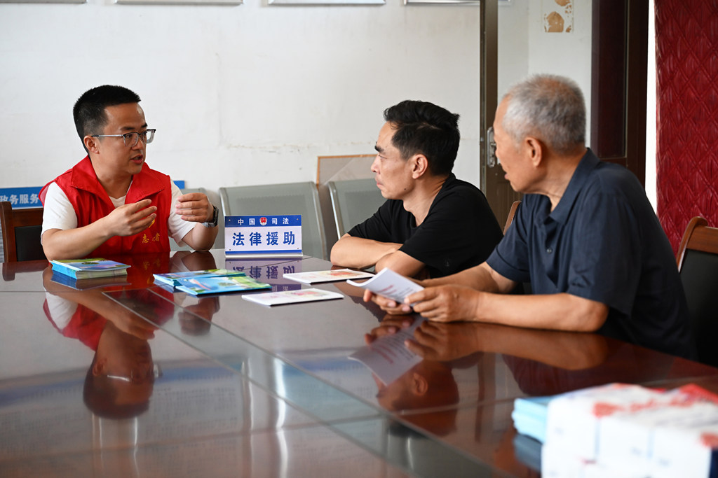 8月3日，邢台市任泽区司法援助中心律师在任城镇小官庄社区为群众解答相关法律知识。