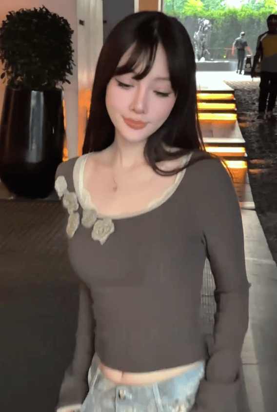 李小璐打扮精致。