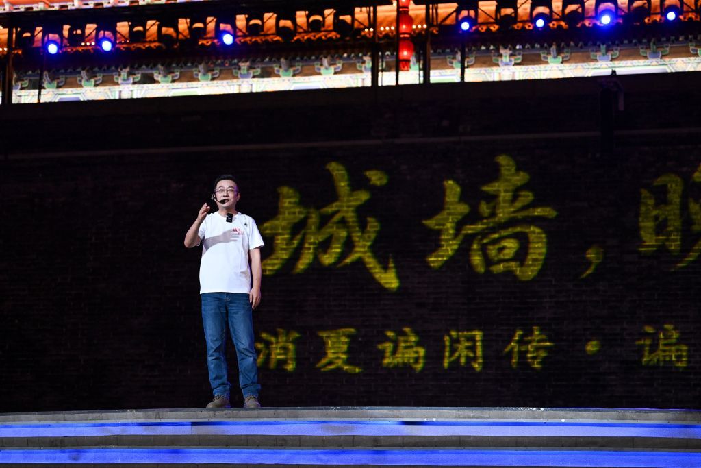 陕西历史文化博主“小璐歌”杨汶锦在西安城墙永宁门瓮城做主题分享。新华社记者 邹竞一 摄