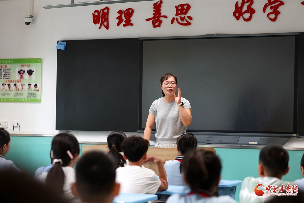 初一新生认真聆听老师讲解新学期学习规划