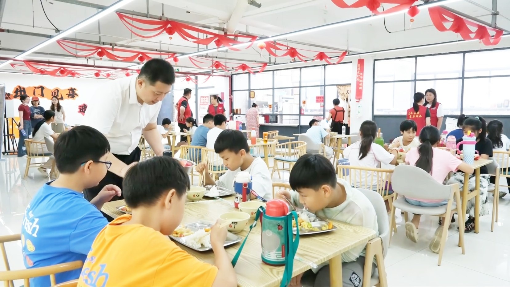 孩子们在爱心食堂用餐