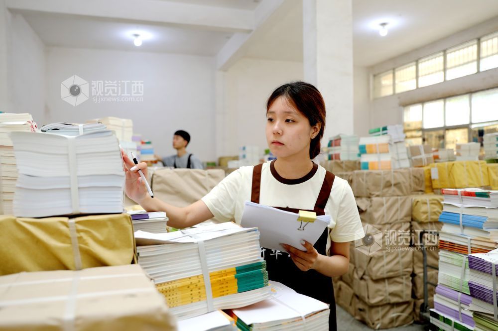 2026年8月26日,江西省吉安市峡江县新华书店发行仓库,工作人员在清点新学期教材。