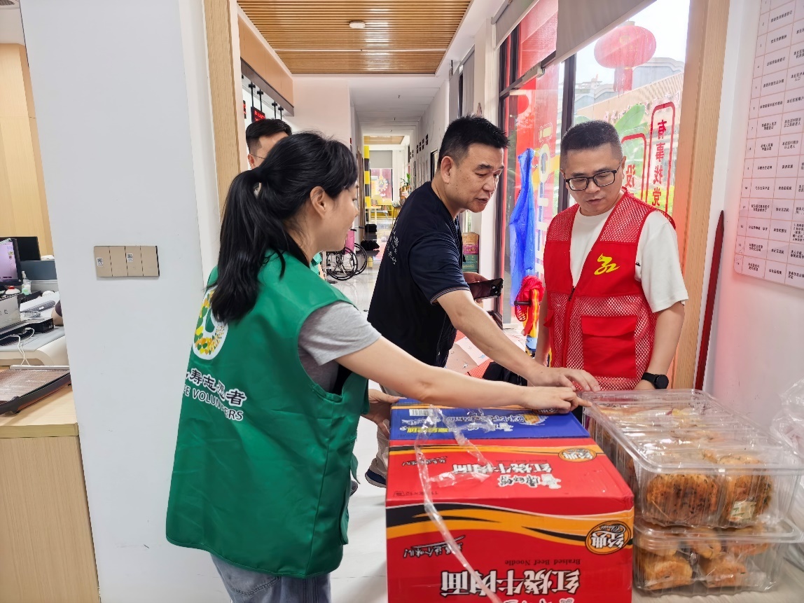 (图:中国人寿工作人员为浙江受灾地区捐赠物资)